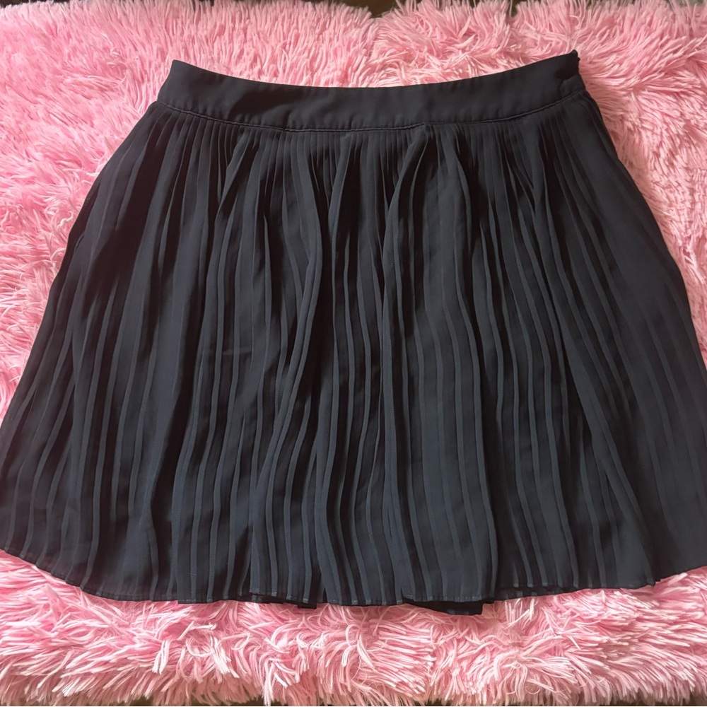 Forever 21 sz M navy pleated mini skirt with side zipper